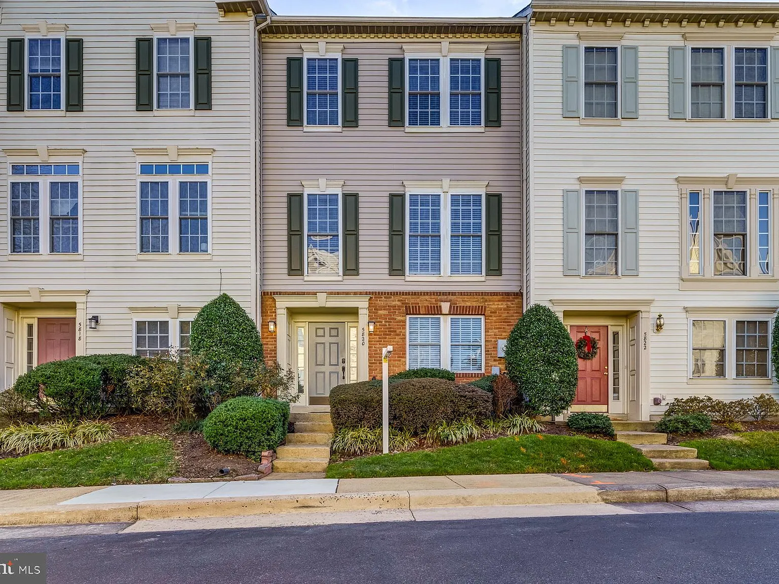3 bed, 3.5 bath, 2300 sqft, $4,200 — Photo 2