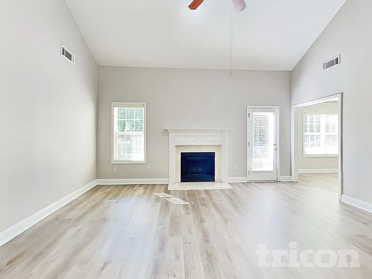 231 W Oak St — Photo 2