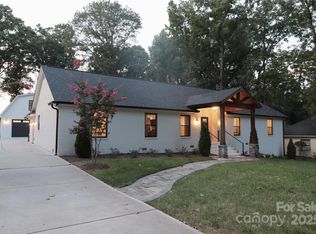 1118 Crestbrook Dr, Charlotte, NC 28211