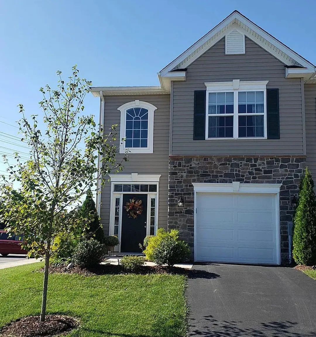 3 bed, 2.5 bath, 1776 sqft, $2,099 — Photo 1