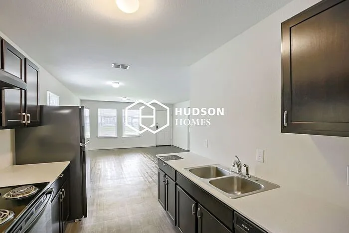 1805 Wellington St — Photo 6