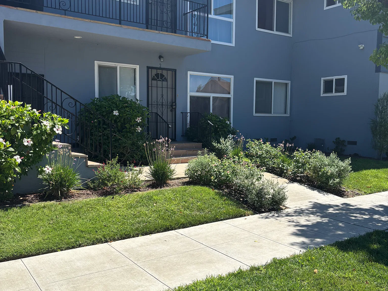 2070 Locust Ave — Photo 3