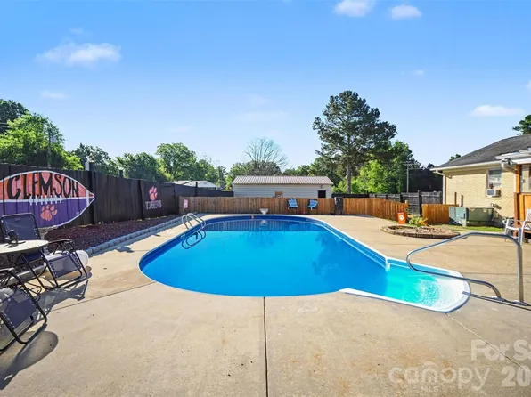 1087 Greenbriar Dr, Lancaster, SC 29720