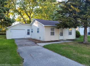 4707 Meadowlawn Dr, Fort Gratiot, MI