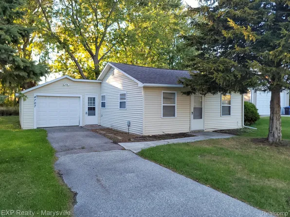 4707 Meadowlawn Dr, Fort Gratiot, MI 48059
