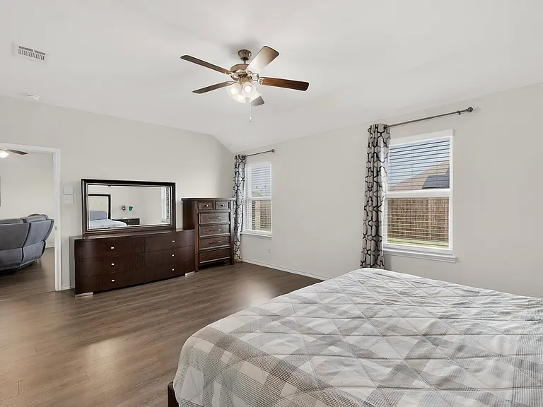 1114 Emerald Gate Dr — Photo 20