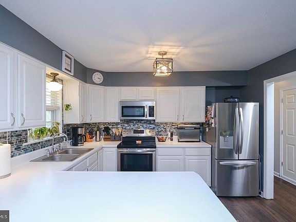 4th image of 1180 River Bend Ct