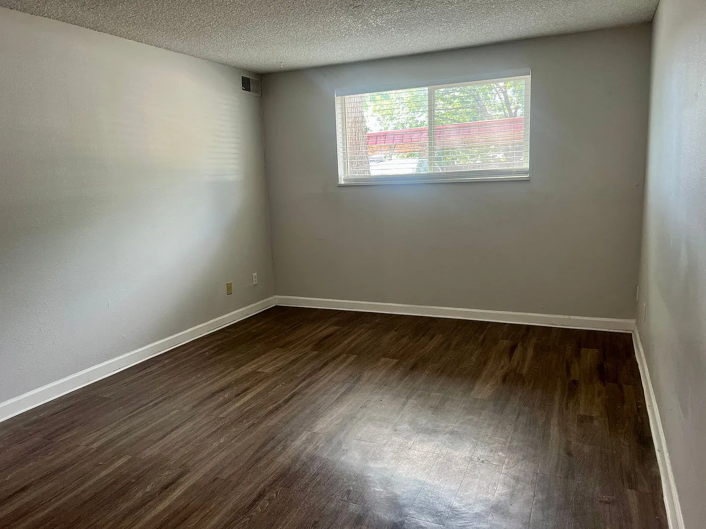 Spacious 2 Bed 1.5 Bath Condo in Hamden South — Photo 4