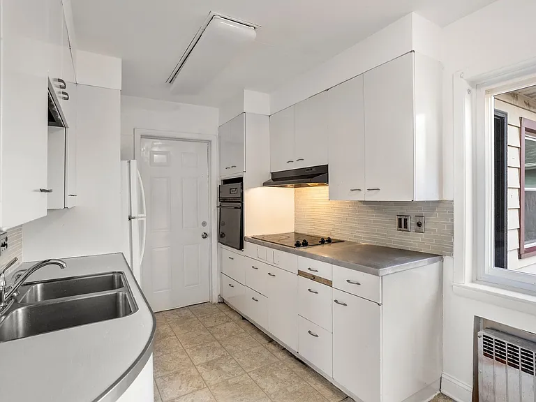 531 Merritt Ave — Photo 6