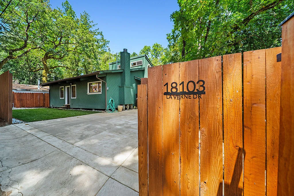 2 bed, 1.5 bath, 1210 sqft, $4,900 — Photo 1