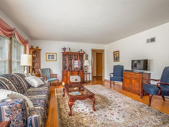 4th image of 444 Woodlawn Estates Dr