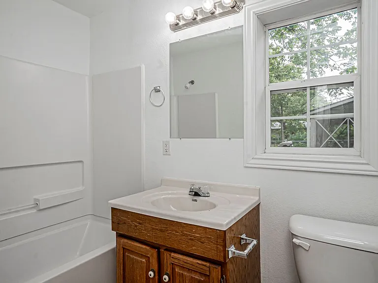 613 W 11th St — Photo 17