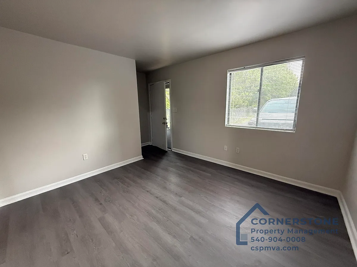 Building Photo - 106 Lee Ave NE #10
