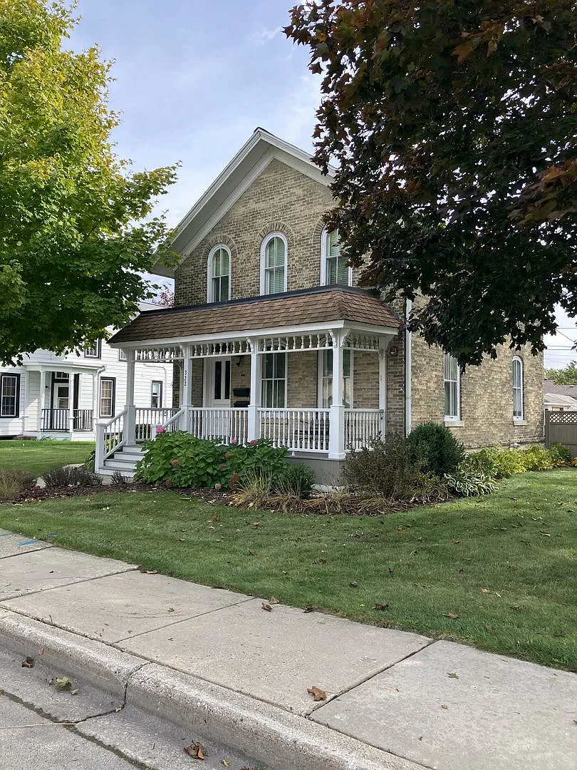 Upper Duplex In Pewaukee! — Photo 2