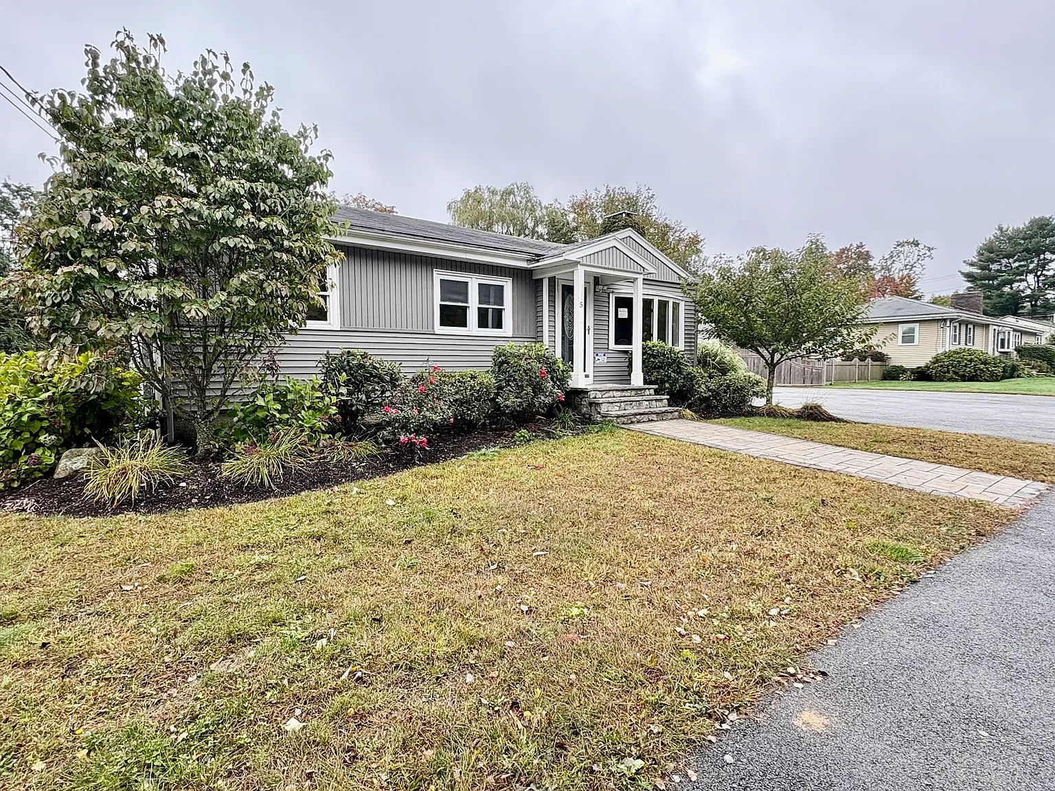 3 bed, 2.0 bath, 1854 sqft, $4,300 — Photo 2