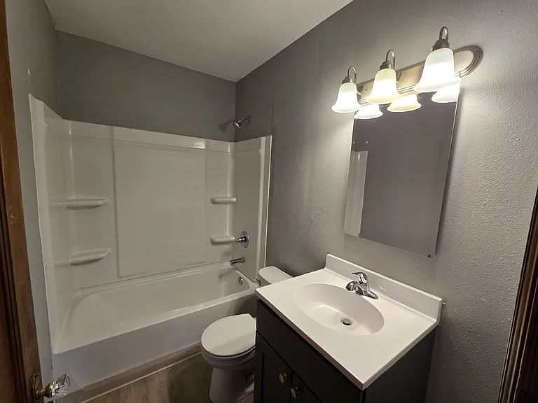 401 Charles St — Photo 14