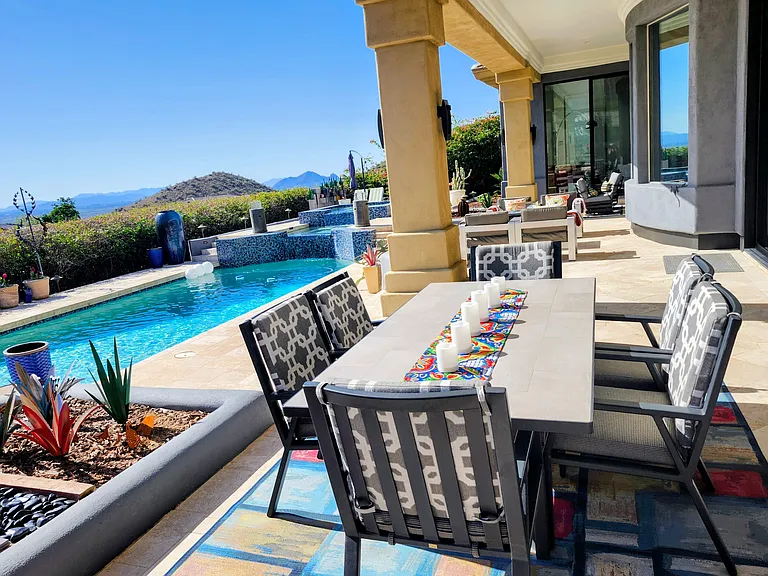 Poolside dining? Yes please!