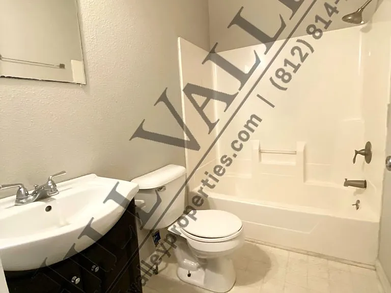 1011 Elm St — Photo 9