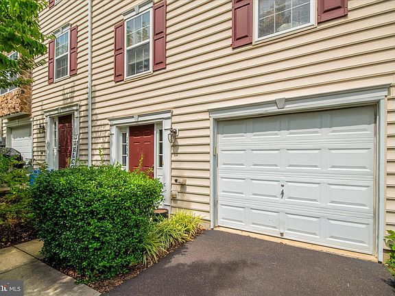 3rd image of 1035 Square Dr