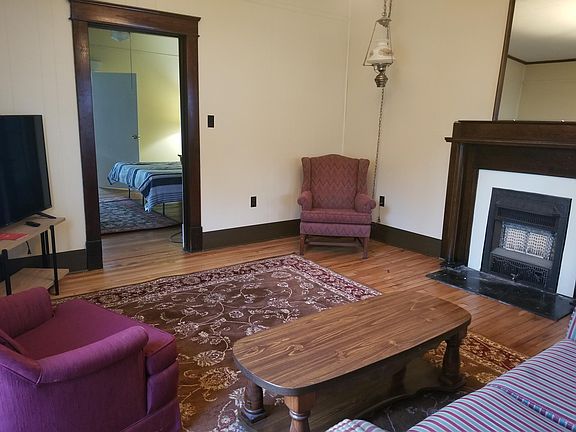 2nd image of 3923 Malden Dr