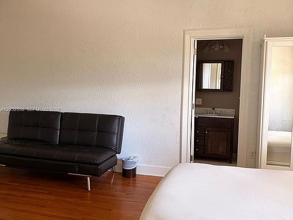 5th image of 900 16th St APT 301