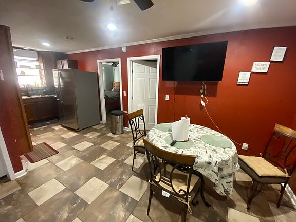 5th image of 302 N Avenue J
