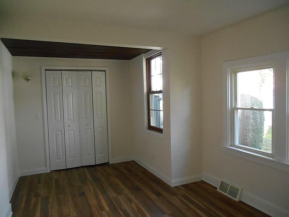 3rd image of 217 Kelso Dr Front 217