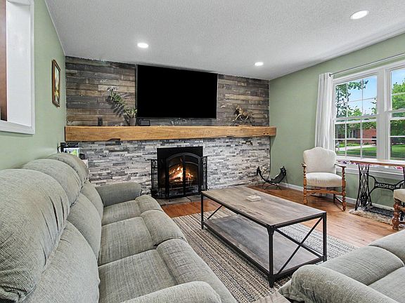 4th image of 25286 Castlewood St