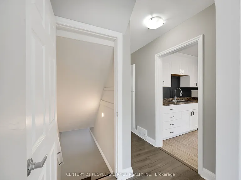 50 Columbia St W — Photo 11