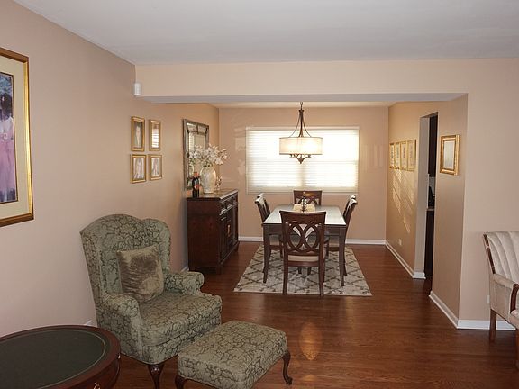 5th image of 607 W Burr Oak Dr