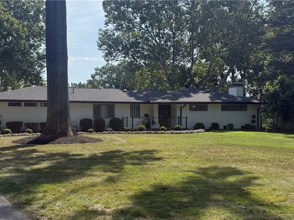 46 Meadowcrest Dr, North Parkersburg, WV 26104