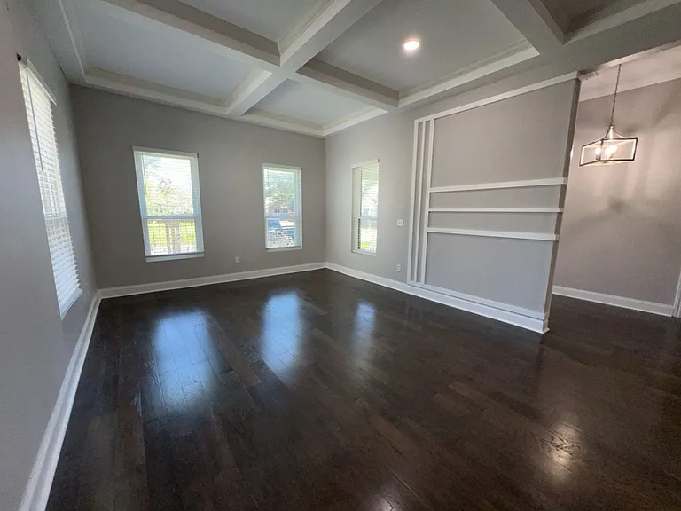 401 Walton St — Photo 6