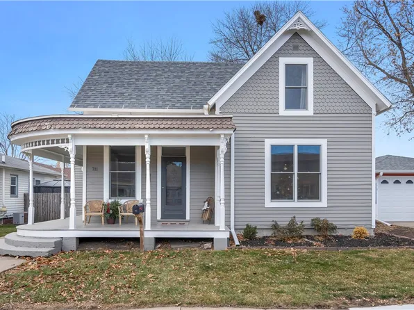 711 W 1st St, Pella, IA 50219