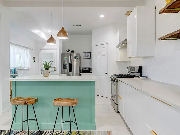 4801 Avenue H — Photo 10