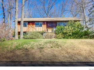 5 Carlisle Rd, Chestnut Ridge, NY 10977
