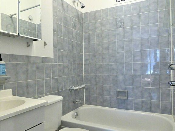 4th image of 20 W 70th St #4S