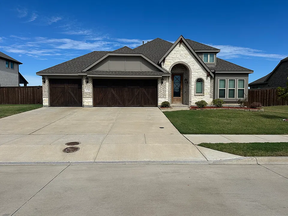 3710 Oakcrest Dr