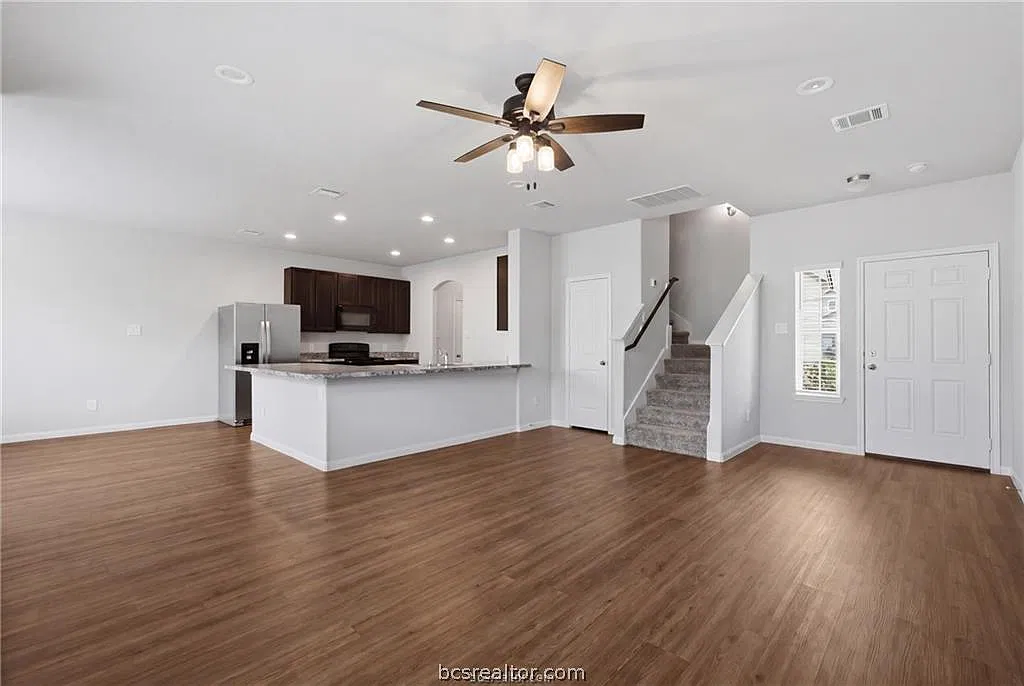 4 bed, 2.5 bath, 1947 sqft, $2,100 — Photo 3