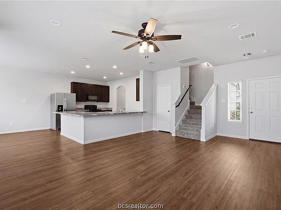 3rd image of 988 Rice Dr