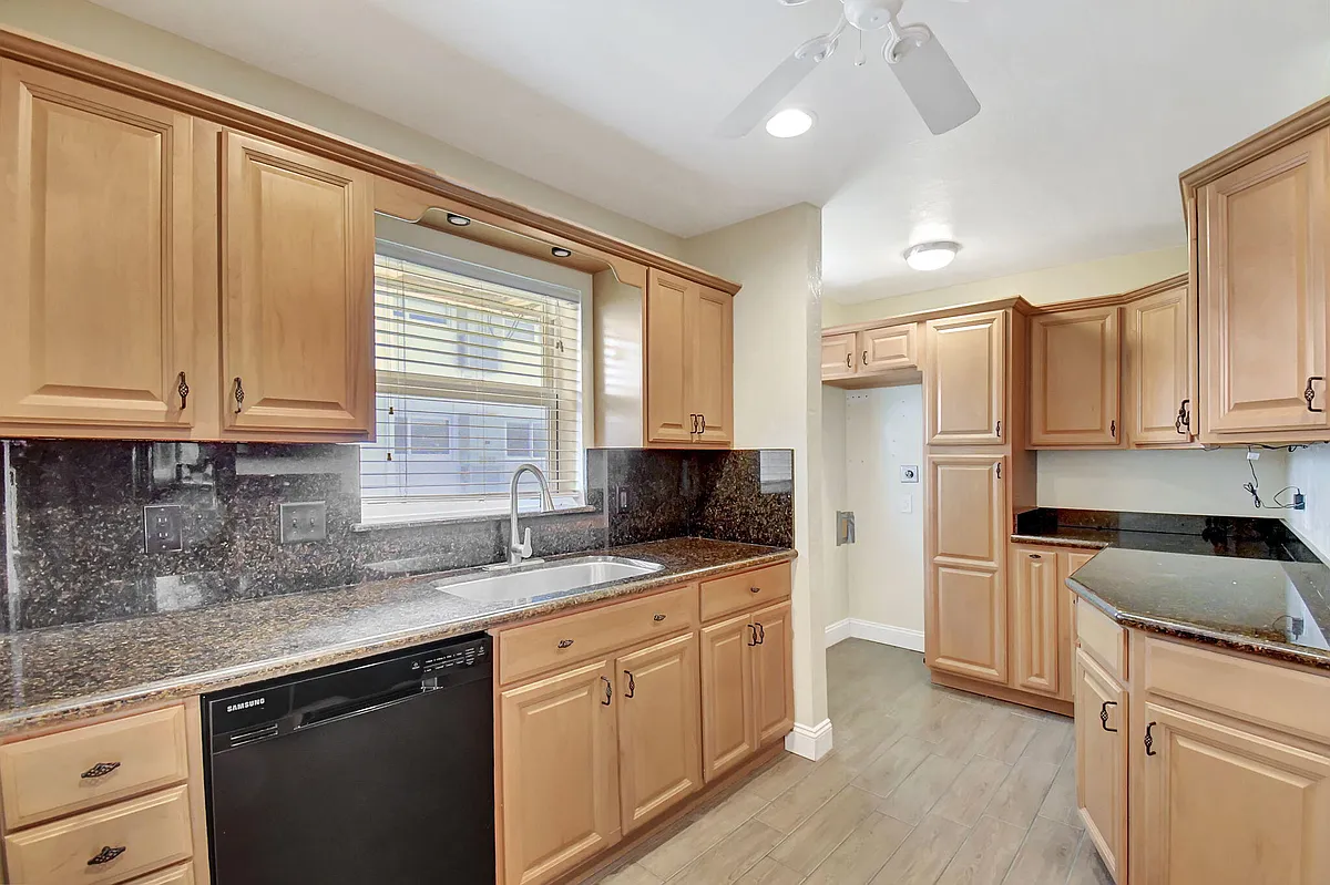 Building Photo - 2757 NE 29th Ave #4