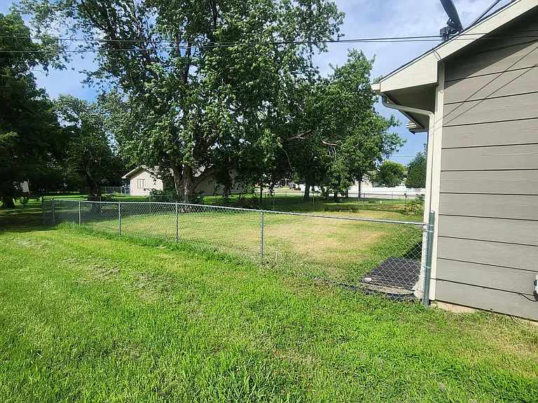 420 E Irma St — Photo 4