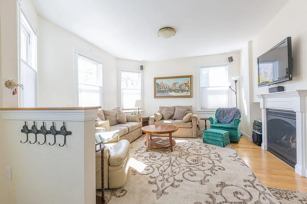 4 bed, 2.5 bath, 1550 sqft, $4,400 — Photo 3