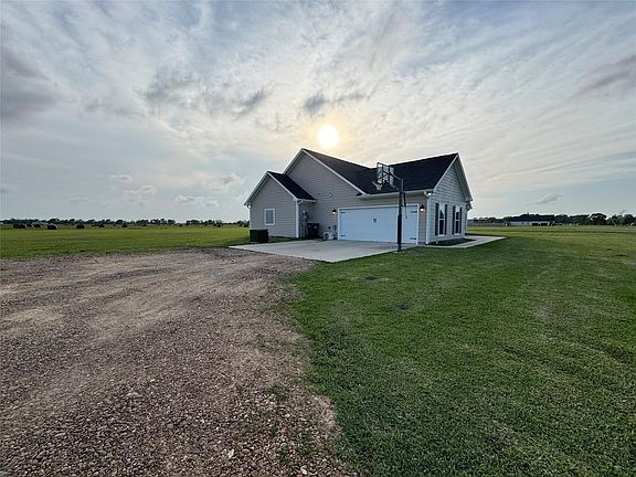 2nd image of 723 Sandy Corner Rd