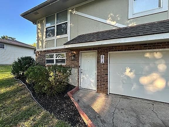 2nd image of 401 SE Melody Ln