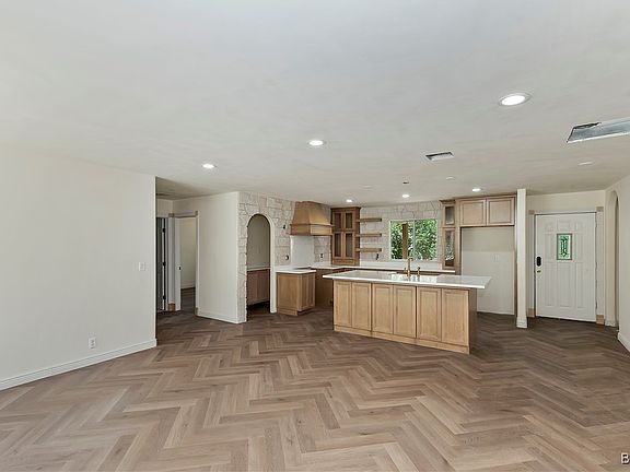 5th image of 228 E Country Club Blvd