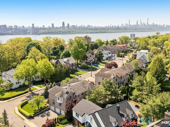 1115 Arcadian Way, Fort Lee, NJ 07024