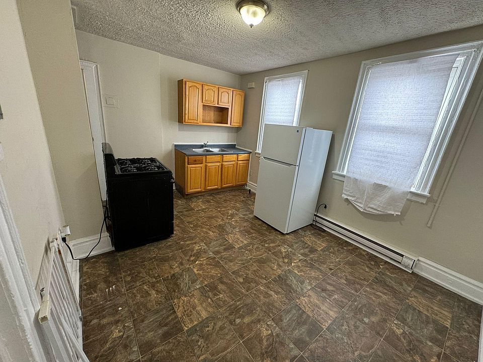 1st image of 381 Leslie St #C3