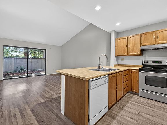 3rd image of 106 Nicholas Court