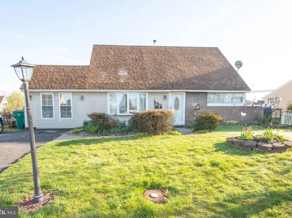 38 Macintosh Rd, Levittown, PA 19056