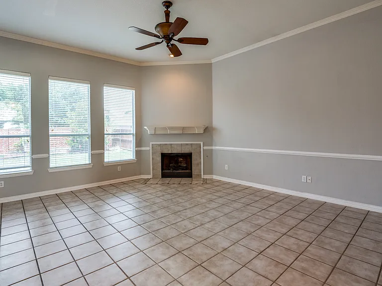323 Del Cano Dr — Photo 5